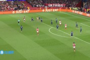 越位了！萨卡的传中到门前，马丁内利包抄慢了半拍
